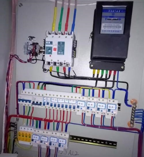 電路安裝保險絲，防止電路故障